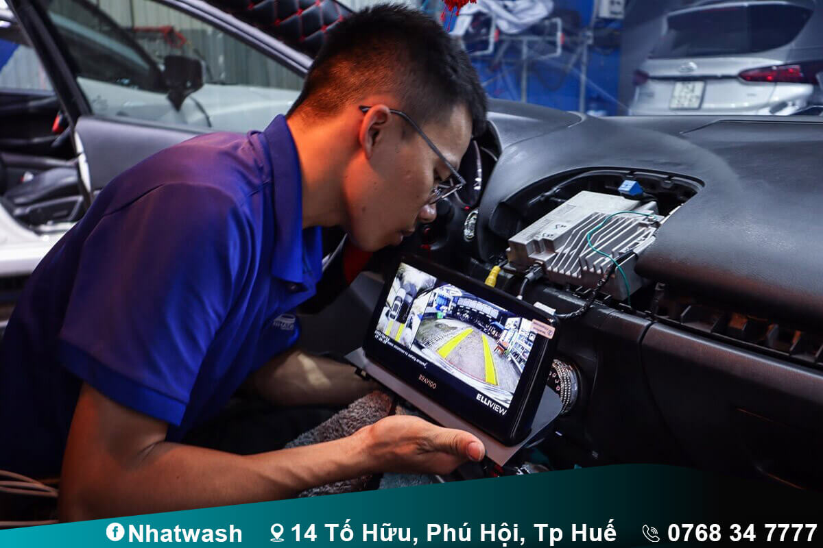 lap man hinh dvd o to hue