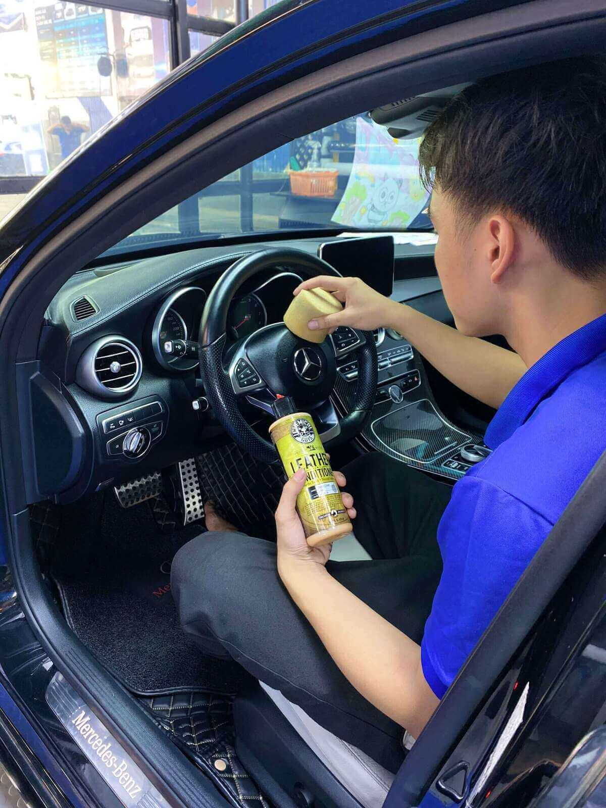 xe o to moi nen lap phu kien gi