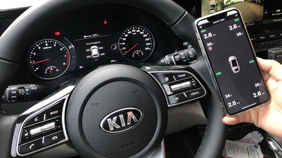 xe o to moi nen lap phu kien gi