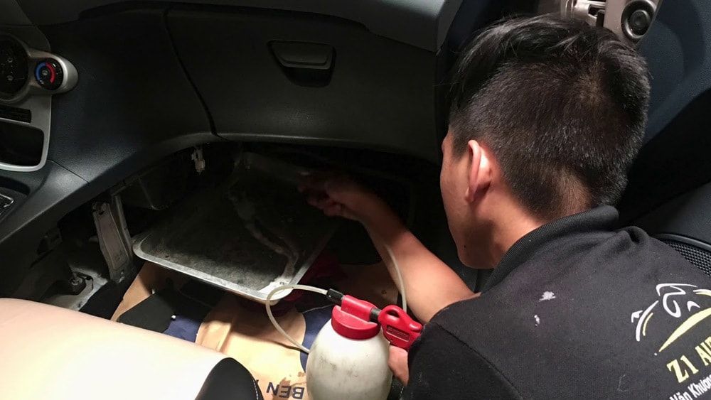 cách khử mùi hôi ô tô